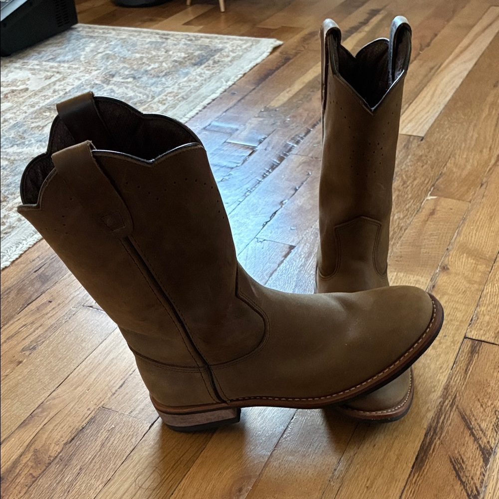 Classic Brown Leather Women’s Boots in excellent condition!